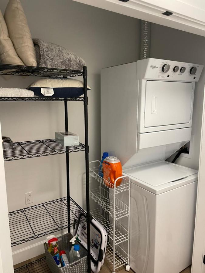 Adorable 1 Bedroom Suite- A Skip To Galloping Goose ビクトリア エクステリア 写真