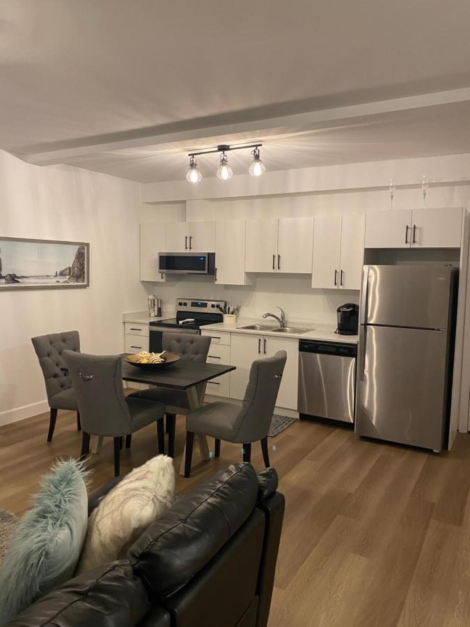 Adorable 1 Bedroom Suite- A Skip To Galloping Goose ビクトリア エクステリア 写真