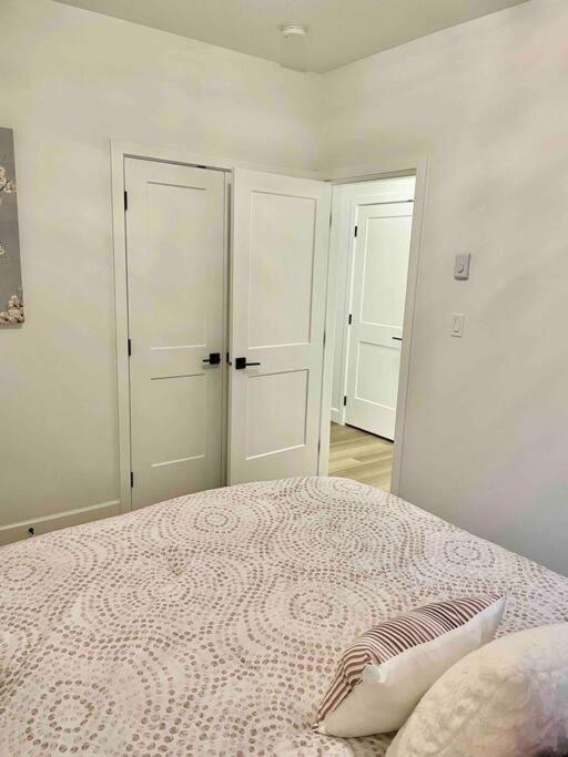 Adorable 1 Bedroom Suite- A Skip To Galloping Goose ビクトリア エクステリア 写真