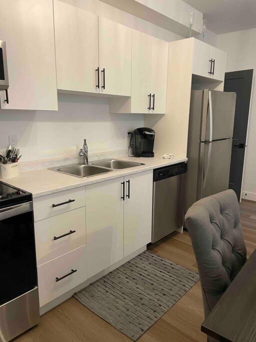 Adorable 1 Bedroom Suite- A Skip To Galloping Goose ビクトリア エクステリア 写真