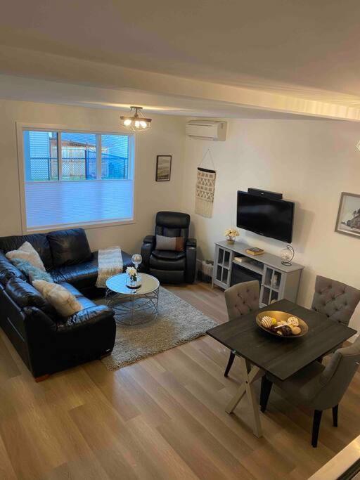Adorable 1 Bedroom Suite- A Skip To Galloping Goose ビクトリア エクステリア 写真