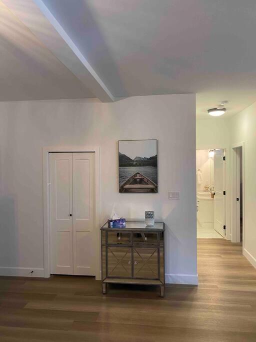Adorable 1 Bedroom Suite- A Skip To Galloping Goose ビクトリア エクステリア 写真