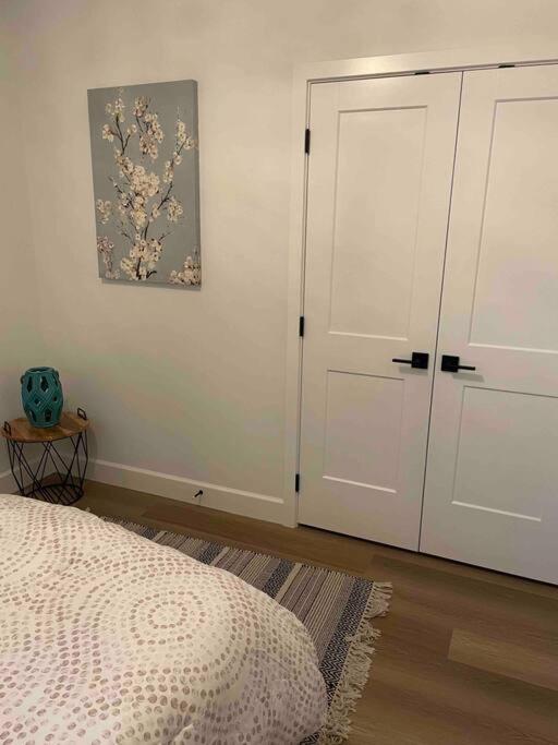 Adorable 1 Bedroom Suite- A Skip To Galloping Goose ビクトリア エクステリア 写真