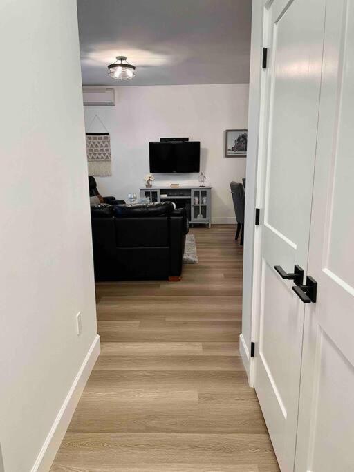 Adorable 1 Bedroom Suite- A Skip To Galloping Goose ビクトリア エクステリア 写真