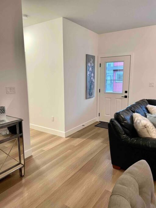 Adorable 1 Bedroom Suite- A Skip To Galloping Goose ビクトリア エクステリア 写真