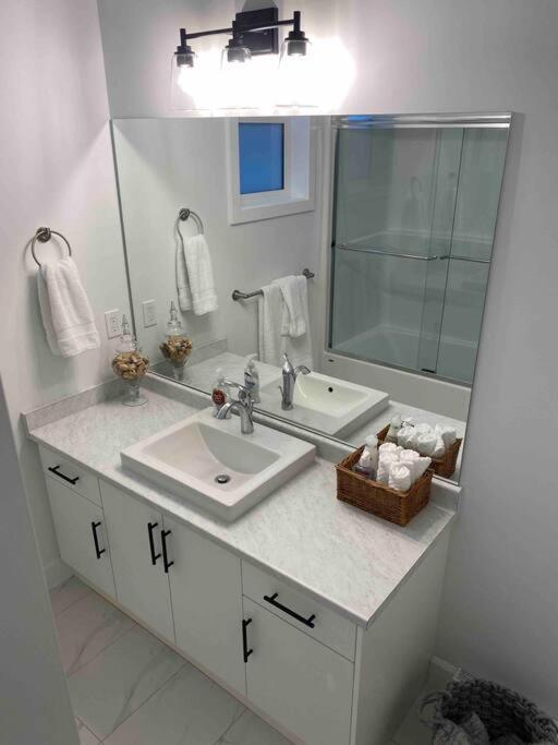 Adorable 1 Bedroom Suite- A Skip To Galloping Goose ビクトリア エクステリア 写真
