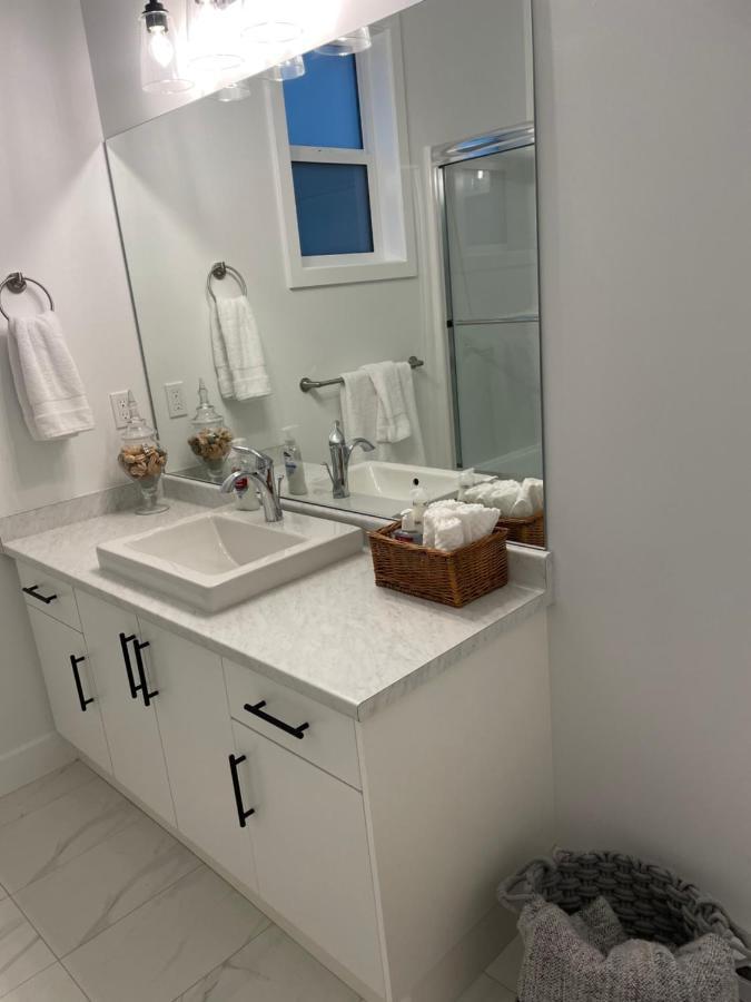 Adorable 1 Bedroom Suite- A Skip To Galloping Goose ビクトリア エクステリア 写真