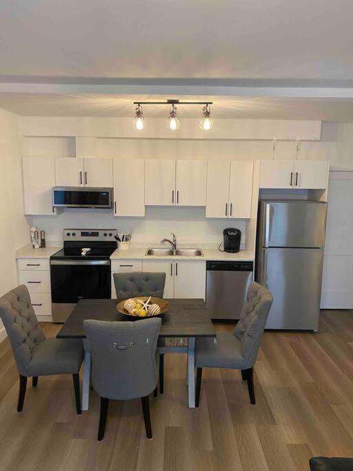Adorable 1 Bedroom Suite- A Skip To Galloping Goose ビクトリア エクステリア 写真